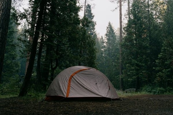 Conseils et astuces pour un camping réussi sous la pluie