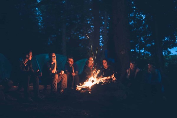10 Conseils pour Organiser une Soirée Feu de Camp Inoubliable