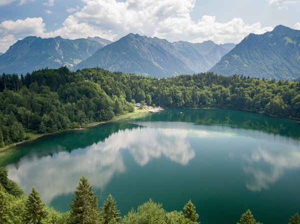 Découvrez les plus beaux lacs de France : un voyage entre nature et sérénité