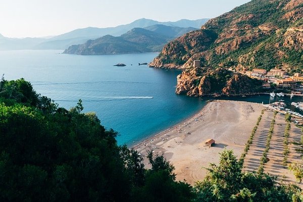 Top 5 des meilleurs campings naturistes en Corse pour des vacances inoubliables
