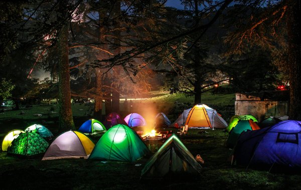 Top 10 des meilleurs emplacements de camping en Auvergne : Nature, confort et aventures